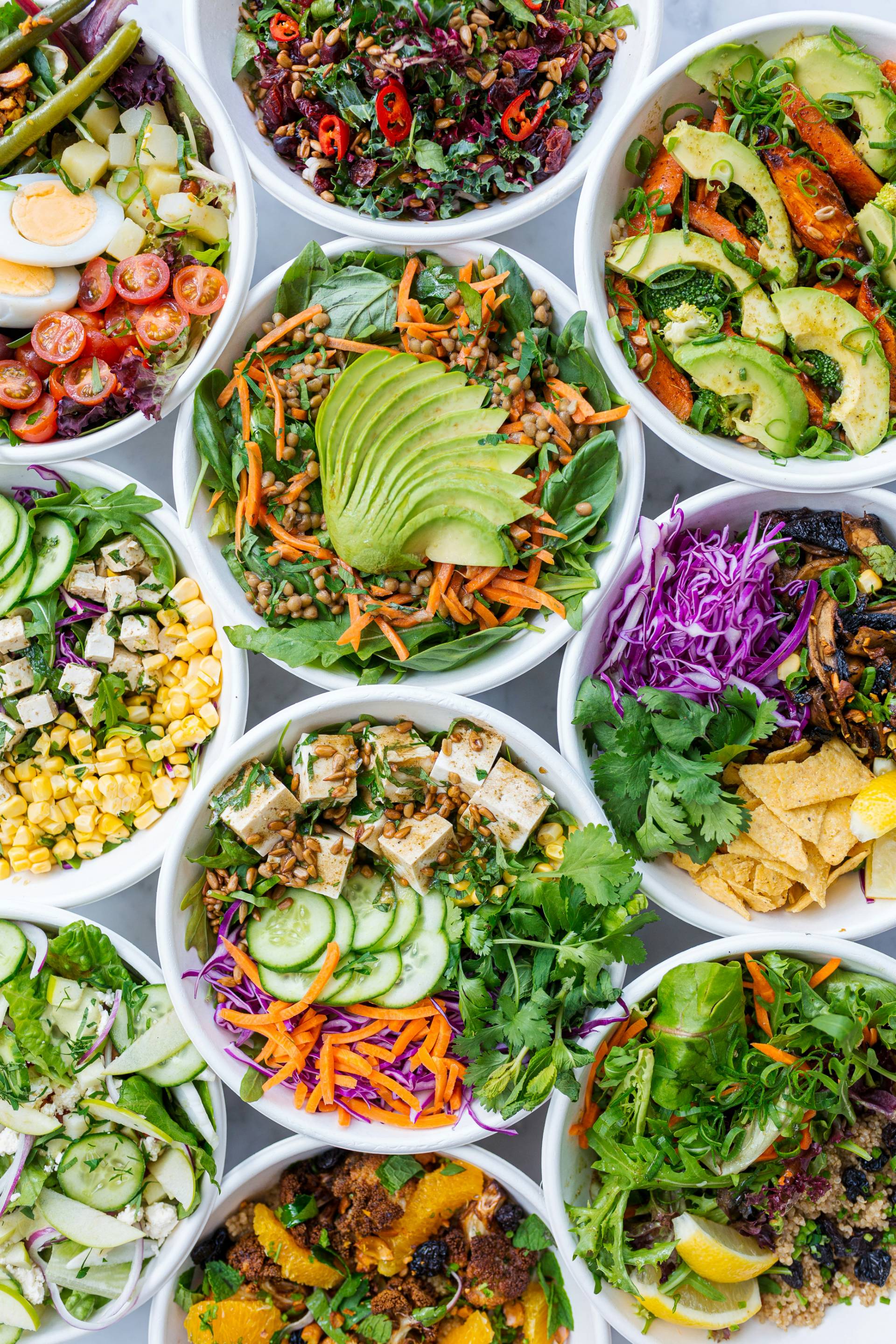 Färska sallader och bowls i smart matkyl på kontoret